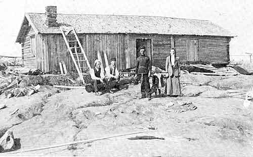 Bomans fiskarstuga på Tornskär omkring 1900. Stående Janne Boman, Elna Boman och Hulda Boman, f. Höglund. Sittande Carl Gustaf Boman och okänd. 