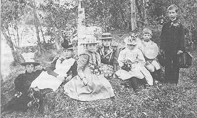 Nykarlebybarn på utflykt omkr. 1897. Foto Herlers museum. Från vänster: Anna Söderström, Ester Schalin, Lenni Heikel, Gerda Achrén, Toini Ekroos, Josef Herler och Arnold Schalin.