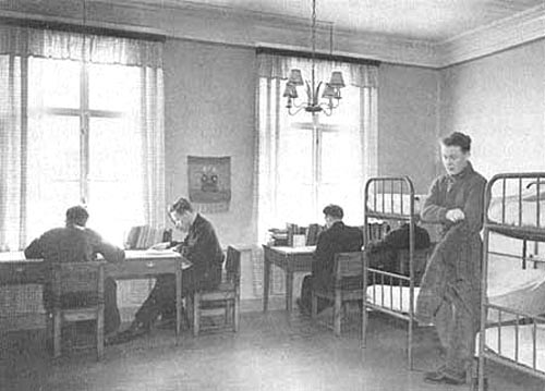 Ettorna, d.v.s. eleverna i seminariets första klass, i elevinternatet, ”Knarken” [Residenshuset], 1941.