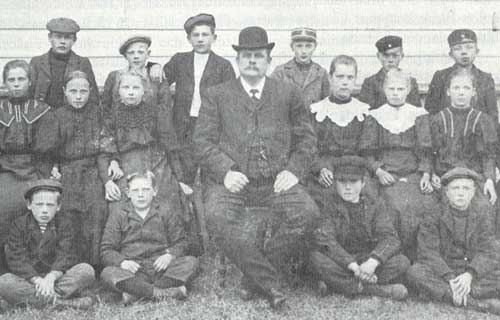 Lärare Alexander Björklund med sin klass vid normalskolan i början av 1900-talet.