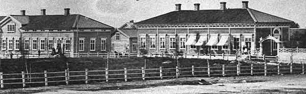 Torget innan Normalskolan byggdes 1907. Gården till vänster förvärvades av Victor Holmström och gården till höger av K.J. Pensar. 