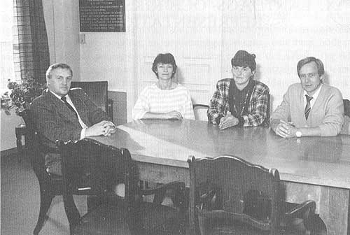 Vid tidpunkten för kommunsammanslagningen 1975 bestod stadskansliets personal av fr. v. stadsdirektör Börje Nygård, kassör Adèle Forsman, kanslist Benita Fors och stadssekreterare Bror Åström.