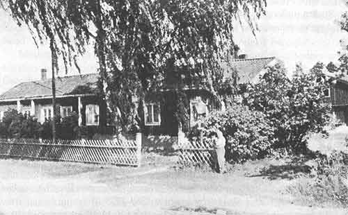 Norra tullgården, sedan 1951 Herlers museum.. Vid staketet museets initiativtagare och eldsjäl Josef Herler.