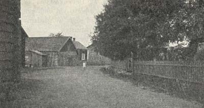 Bygata i Kovjoki. Till höger författarens hemgård. 