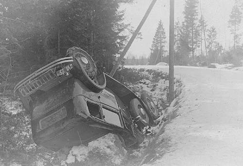 Ahlströms bil slank ner i diket trots att den hade rejäla kedjor på bakhjulen.