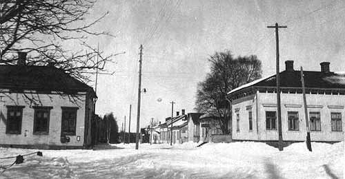 Kyrkogatan 1928. Notera att ingången på hörnet på Holmströmska/Sandqvistska gården till vänster ej ännu är byggd.