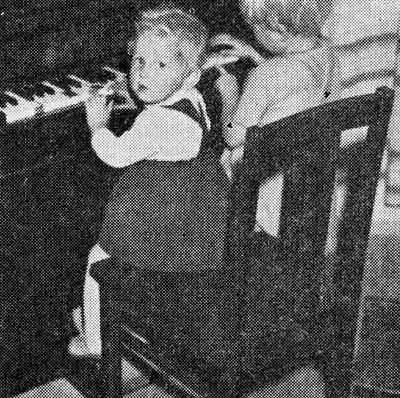 Tur att den gamla orgeln var känslolös. Nästan alltid trampade någon liten barnafot på pedalen och det lilla pekfingret försökte hitta den rätta melodin till någon känd kör. 