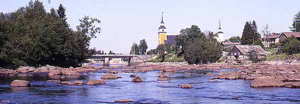 Stadsforsen. Fotograferat i samband med "den sista färden". Bortom storbron skymtar formar vid kraftverksbygget. Vyn har en viss likhet med Ny-Carleby från 1845.