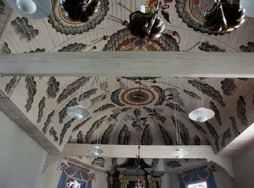 Interiör från Nykarleby kyrka, där taket med Daniel Hjulströms målningar dominerar.