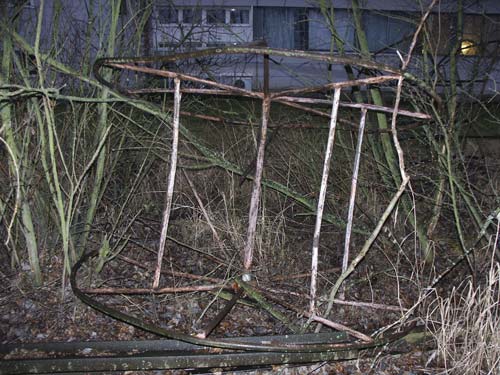 Kollade läget i början av november 2008 och då fanns ett par rullar kvar i buskaget strax norr om den gamla fabriksanläggningen.