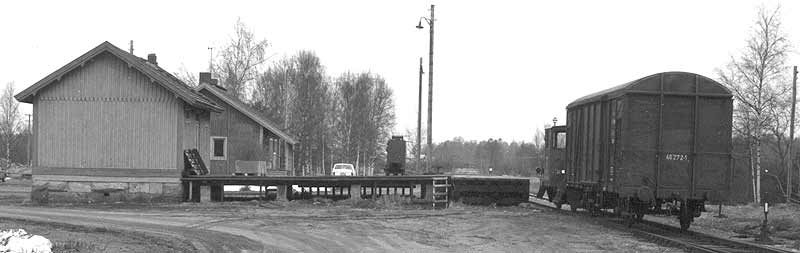 Magasinet, lastbryggan och tåg 1982 vid Nykarleby järnvägsstation.