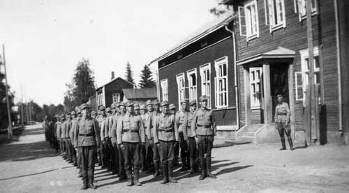 Skyddskårister 1942 framför Karleborg.