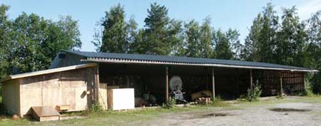 I väntan på eventuell uppmontering förvaras materialet i ett skjul vid f.d. Ströms gjuteri-Nykarleby bilservice-Svenska konstskolan-Nykarleby spåntak vid Kvarnvägen 2, korsningen med Kovjokivägen.