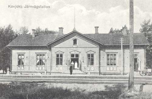 Kovjoki station. Vykort från 1910-talet. Att fotot är från ryska tiden framkommer även av stationsnamnsskylten eftersom det på den också står "KOBIOKI".