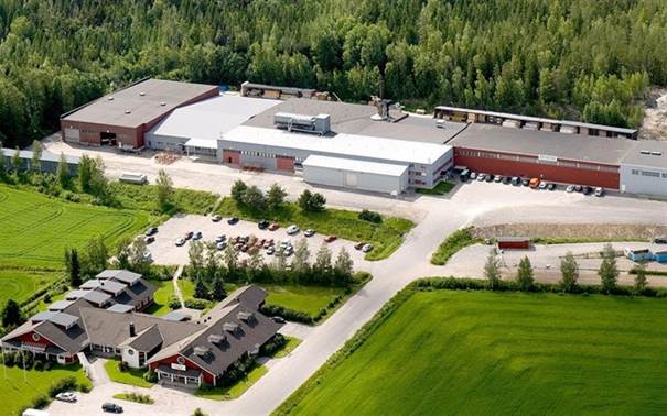 Fabriksbyggnaden är nästan 12 000 kvadratmeter och kontorsbyggnaden är cirka 2100 kvadratmeter.