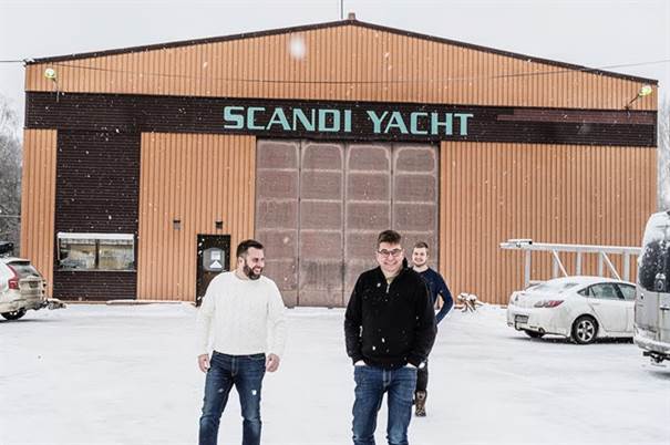 Det är inte bara vd Mikael Strand, produktionsdirektör Östen Karlsson och Kim Karlsson som ser fram emot flytten till Oravais. Även de anställda båtbyggarna som trängs i hallen är positiva till förändringen i det nya bolaget EKA Composite.