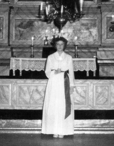 Arla Granvik vid altaret i kyrkan.
