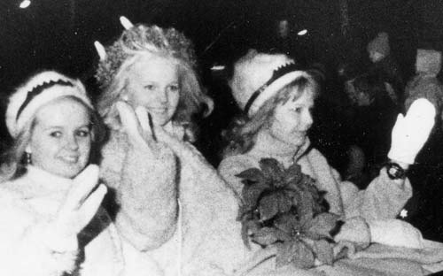 Nykarlebys Lucia 1972: Gunilla Fors med tärnorna Margaretha Eriksson och Harriet Nyvall.