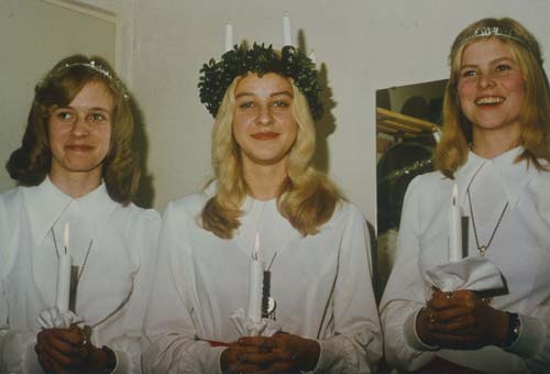 Nykarlebys Lucia 1974: Britt-Marie med tärnorna Anita och Rita.