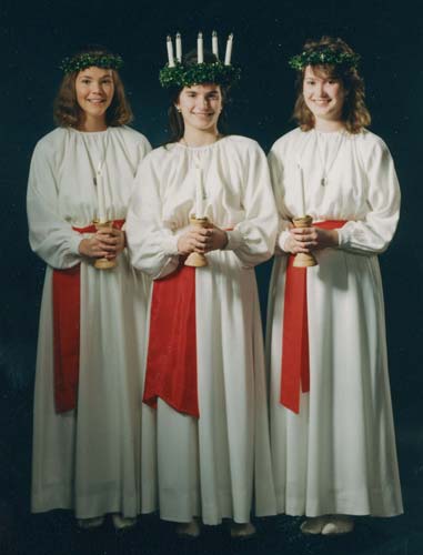 Nykarlebys Lucia 1986: Carina Hägg med tärnorna Ann-Chatrine Forsblom och Monica Ingo.