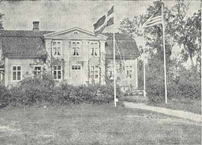Flaggan går i topp på Juthbacka. Främmande nationsfanor vittnar ofta om rara gäster — denna gång Runebergsordens kör sommaren 1956, då Juthbacka kunde förklara sin tacksamhetsskuld till finlandssvenskarna i Amerika. 