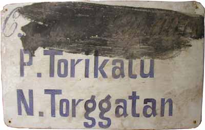 Gatuskylt från Norra Torggatan där den ryskspråkiga texten "försvunnit". Tillhör Lars Pensar och har suttit på hans barndomshem vid Bankgatan 4 vid korsningen med Kyrkogatan.