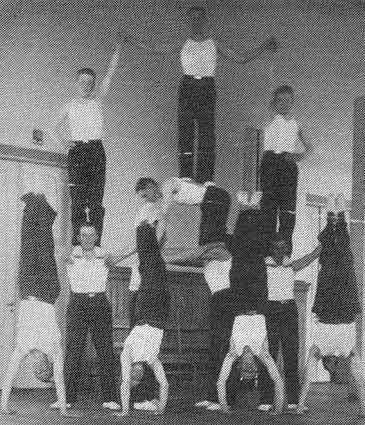NIK-gymnasterna gjorde ofta uppvisningsturneer ute i bygderna och utgjorde populära inslag i bl.a. soaréprogrammen. Bilden är från seminariets festsal, där truppen av allt att döma höll sina övningar.