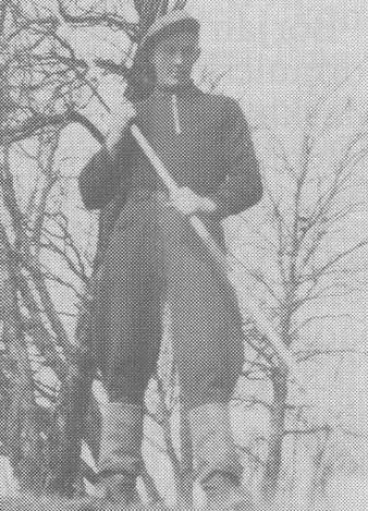 En spjutkastare i långskaftade stövlar, ja det kunde ses också i tävlingssammanhang. Bilden är från 1937 och han med spjutet är NIK:s etta i grenen, Bror Eng. 