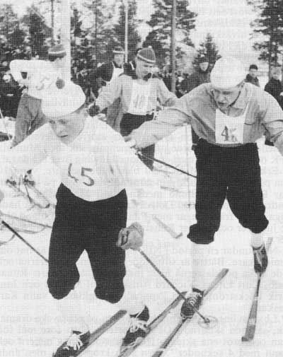 1964 kom NIK:s pojkar 17—18 år på bronsplåts i skid-DM 3 x 5 km. Frank Lindh växlar här över till Folke Litens medan Markus Riissanen körde sista sträckan.