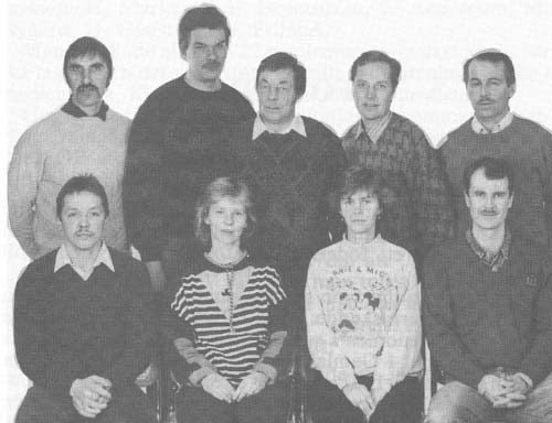 Skidsektionen 1988-89 har denna sammansättning: sittande fr. v. Heino Sundberg, ordförande, Ann-Sofie Östman, Lisbeth Stenroos och Kaj Finne. Stående: Rolf Sjöblom, Olle Söderholm, Onni Välimäki, Stig Adams och Boris Mattsson. 