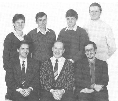 Klubbens orienteringssektion (1988-89) med följande sammansättning stående från vänster: Carola Lindgren, Yngve Wikblom, Harald Dahlfors och Nils Sandvik. Sittande Ralf Skåtar, Jan-Erik Wik, ordförande, och Henry Byskata.