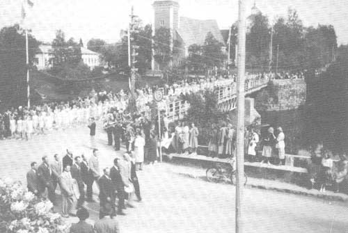 Gymnastikfesten i juni 1950 bjöd också på en sevärd defilering genom staden, då gymnsterna marscherade från torget över Stora bron till idrottsplanen.