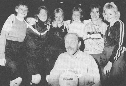 Volleybollens Ettan under sitt femte spelar 1988 hade denna sammansättning fr. v. Mirja Sundqvist, Maria Nybäck, Anita Ranta, Carina Dahlström, Marguerite Lindholm och Mia Sjöholm. I förgrunden lagets tränare Ulf Nybäck.