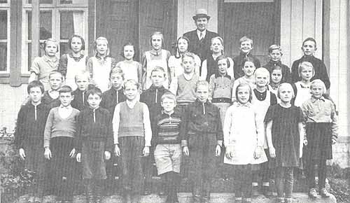 Skolklass vid Kyrkoby skola, där alla även var med i Hoppets Härs verksamhet. Bilden från början av 40-talet.