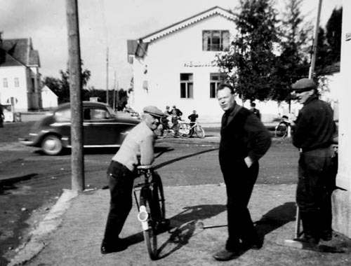 Mo-Villiam, Armas Pihlainen och Paul Litens med latta i händerna deltar i avvägningsarbete 1965.