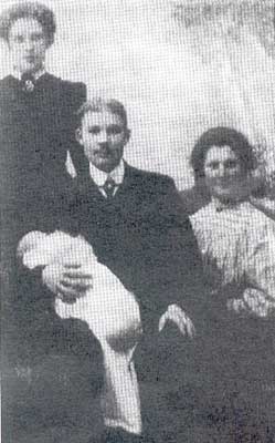 I mars 1910 Aili, 5 veckor, på sin fars Iivaris knä.