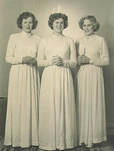 Lucia Gun-Britt Nygård (gift Åminne) med tärnorna Greta Heselius till vänster och Inga-Britt Solvin till höger.