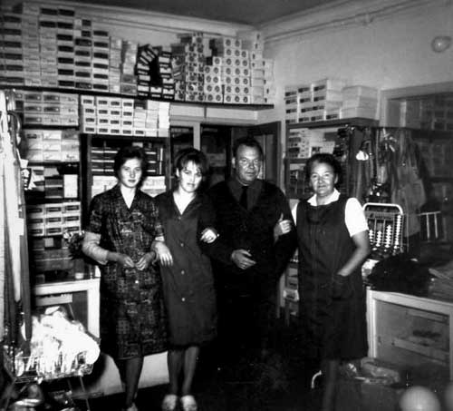 Inga Karlsson g. Sjöholm, Harriet Forsell g. Sund samt Armas och Aune Pihlainen i Pihlainens gamla skoaffär.