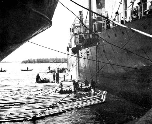 Gruvprops lastas från pontoner ur lösflotte på 1930-talet, uppenbarligen utanför Jakobstad. Bilden tillhör Jakobstads museum. 