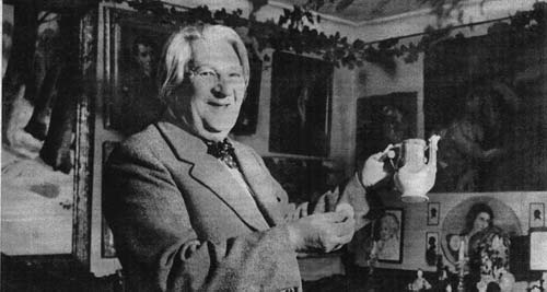 Josef Herler, kaupungin innokkain keräilijä-näyttelijä-taiteilija näyttää valokuvaajalle vanha arvokkaista pietarilaista posliinikannua.
