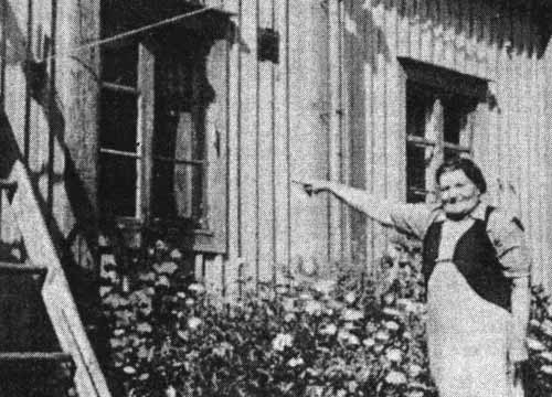 Rouva Elisabeth Koskinen osoittaa Döbelnin talossa sen huoneen ikkuna, jossa kuuluisa sotapäällikkö makasi sairasvuoteellaan.