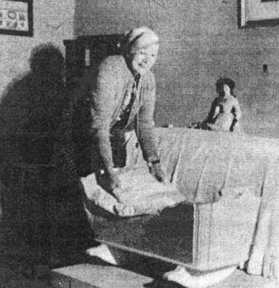 Rouva v. Kothen, Topelius-museon vaalija, pöyhii pientä tyynyä kehdossa, jossa kirjailija on nukkunut.