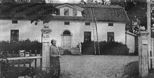 Kaikille suomalaisille ja muukalaisillekin avoin on setä Topeliuksen synnyinkoti, Kuddnäsin kartano, joka sijaitsee hieman kaupungin ulkopuolella.