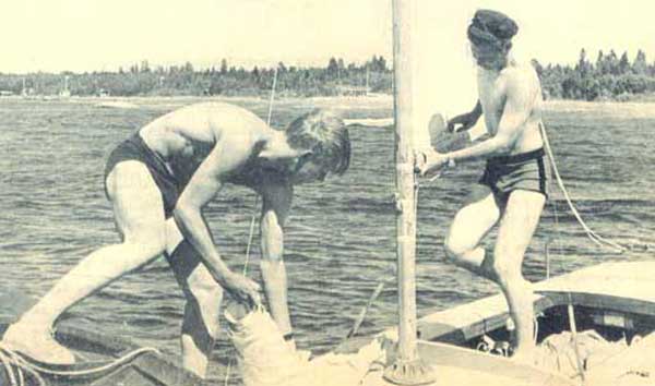 Gasten Bernt Lundqvist hjälper skepparen Bo Eklund att hissa focken. Snipen heter Coquette och är en av de nio snipor som hör till SS Ägir. 
