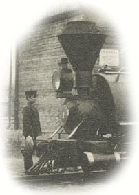 J.L. Birck framför tåget vid Nykarleby station. Detalj ur vykort.