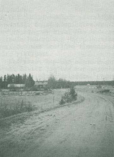 Vi ser ut över åkrarna i Lippjärv by under sent 1950-tal. Skogslund, backstugan, som var Leo Ågrens barndomshem, står ännu kvar i skogsliden.