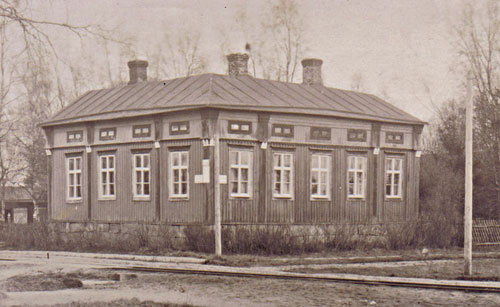 [Järnvägen på Bangatan passerar esplanaden vid Gästrins hus. Notera att huset är målat i flera kulörer och telefonstolparna! Förstoring.