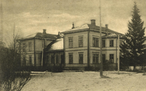 Seminariets hvudbyggnad mot väster och söder. Den skulle inrymma 2000 internerade, ansåg Mannerheims stab. Vykort från 1920-talet.