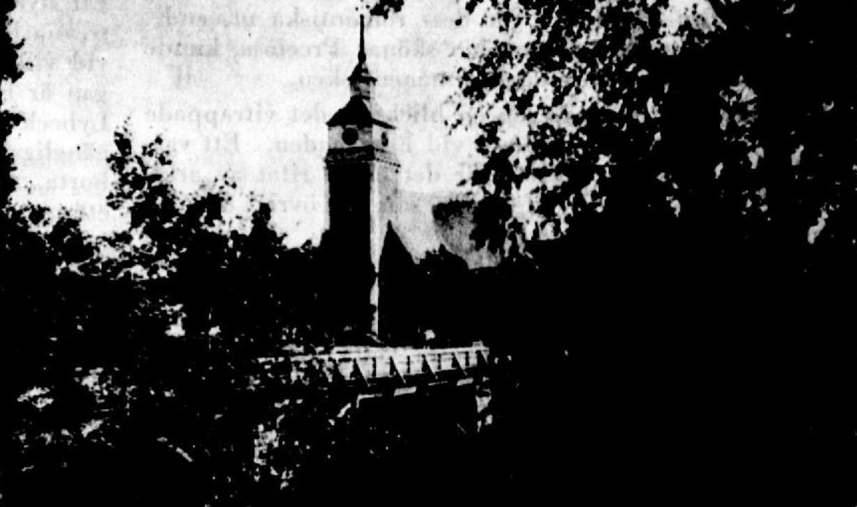 Kyrkan i Nykarleby, vilkens torn krönes av Topelius barndoms kyrktupp.