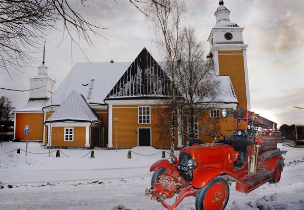 [Jakobstads frivilliga brandkårs brandbil som deltog i släckningsarbetet. Delförstoring. Fotomontage av Leif Sjöholm.
